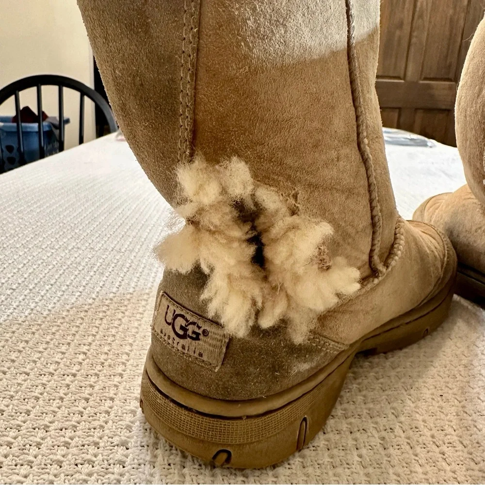 UGG Ultimate Short Boots Women Size 8 Tan Suede Sheepskin Cozy Hole - see photos